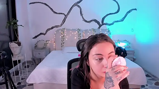 Snapshot of SarahCastro1_ chatting on 09.16.25 SarahCastro1 online show from 09.16.25