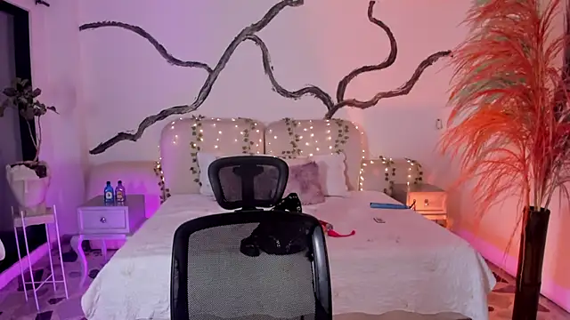 Snapshot of SarahCastro1_ chatting on 09.29.25 SarahCastro1 online show from 09.29.25