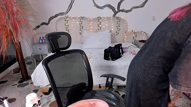 Snapshot of SarahCastro1_ chatting on 10.01.25 SarahCastro1 online show from 10.01.25