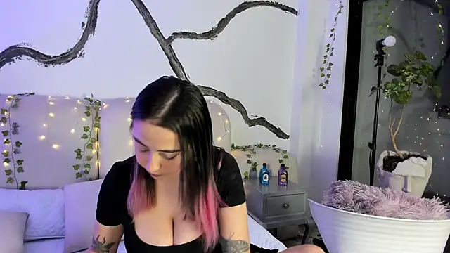 Snapshot of SarahCastro1_ chatting on 10.08.25 SarahCastro1 online show from 10.08.25