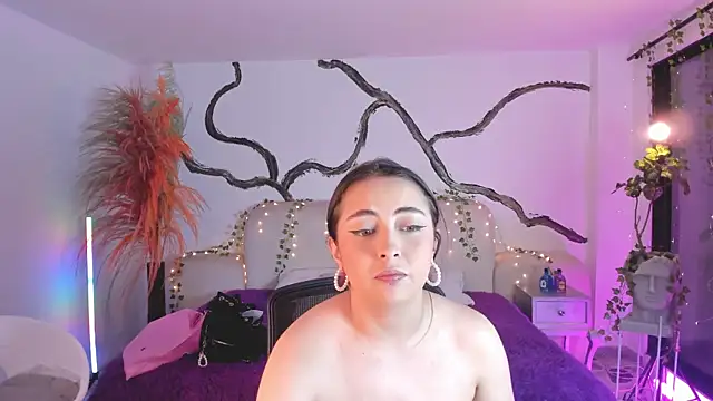 Snapshot of SarahCastro1_ chatting on 10.13.25 SarahCastro1 online show from 10.13.25