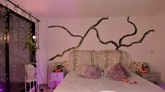 Snapshot of SarahCastro1_ chatting on 10.21.25 SarahCastro1 online show from 10.21.25