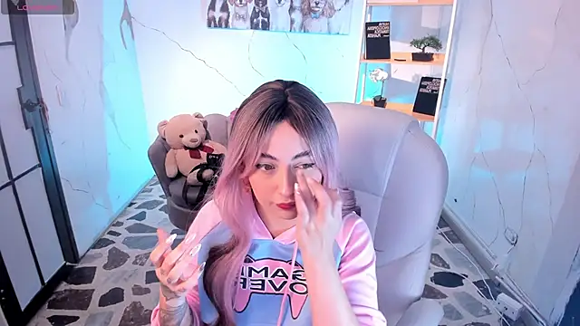 Snapshot of SarahCastro1_ chatting on 10.22.25 SarahCastro1 online show from 10.22.25