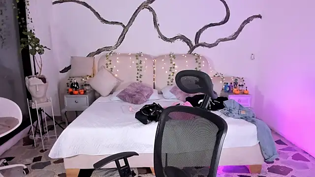 Snapshot of SarahCastro1_ chatting on 10.24.25 SarahCastro1 online show from 10.24.25