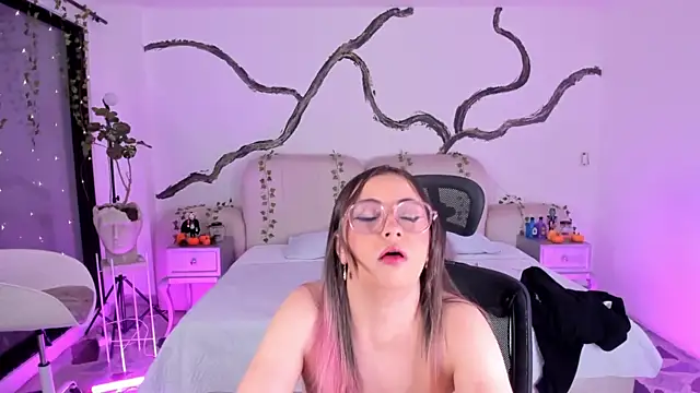 Snapshot of SarahCastro1_ chatting on 10.25.25 SarahCastro1 online show from 10.25.25