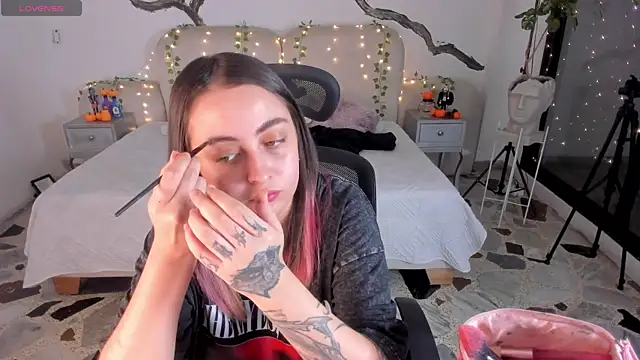 Snapshot of SarahCastro1_ chatting on 10.28.25 SarahCastro1 online show from 10.28.25