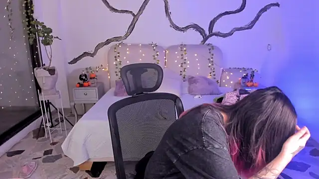 Snapshot of SarahCastro1_ chatting on 10.29.25 SarahCastro1 online show from 10.29.25