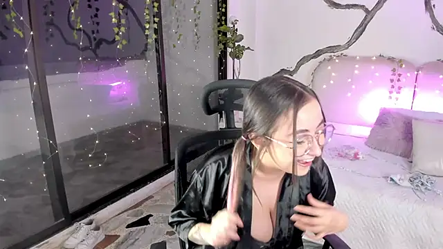 Snapshot of SarahCastro1_ chatting on 11.06.25 SarahCastro1 online show from 11.06.25