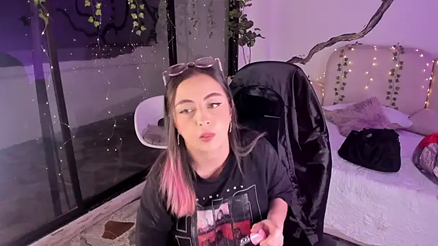 Snapshot of SarahCastro1_ chatting on 11.11.25 SarahCastro1 online show from 11.11.25