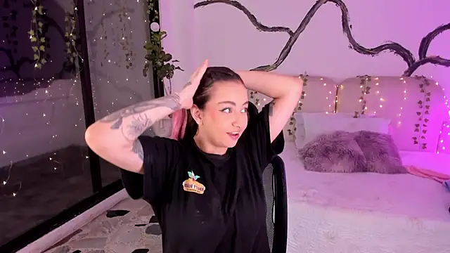 Snapshot of SarahCastro1_ chatting on 11.13.25 SarahCastro1 online show from 11.13.25