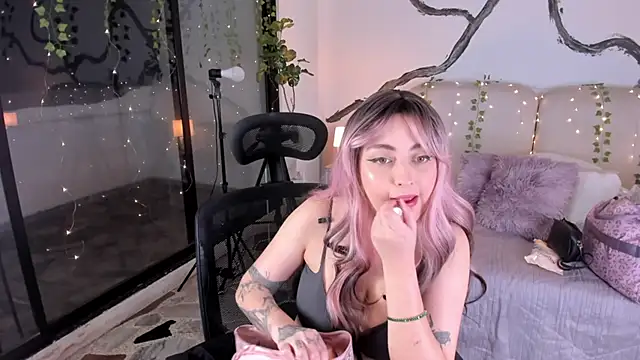 Snapshot of SarahCastro1_ chatting on 11.15.25 SarahCastro1 online show from 11.15.25