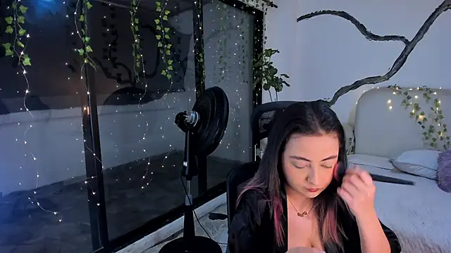 Snapshot of SarahCastro1_ chatting on 11.19.25 SarahCastro1 online show from 11.19.25