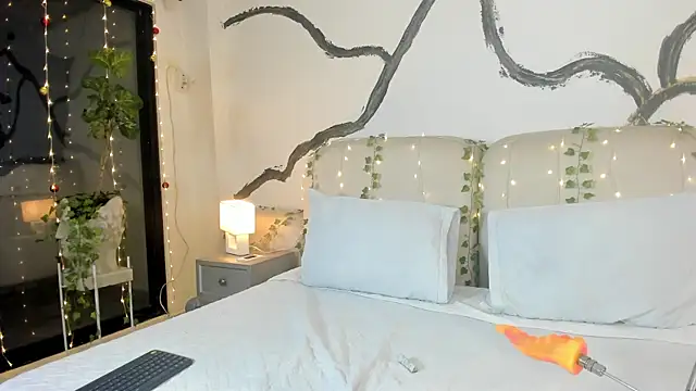 Snapshot of SarahCastro1_ chatting on 11.21.25 SarahCastro1 online show from 11.21.25