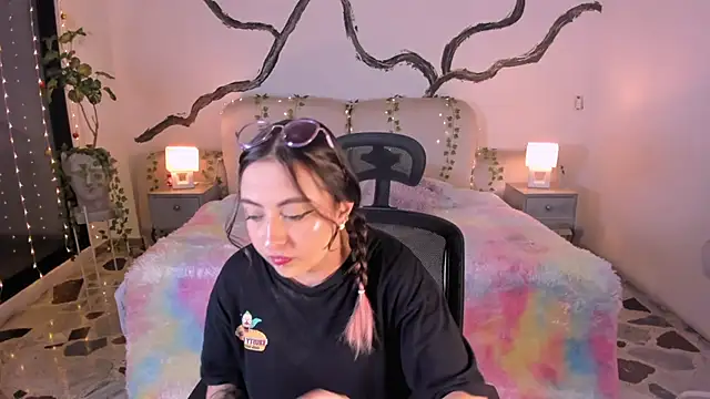 Snapshot of SarahCastro1_ chatting on 11.25.25 SarahCastro1 online show from 11.25.25