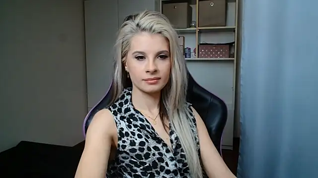 Snapshot of KristineGlow chatting on 06.18.26 KristineGlow online show from 06.18.26