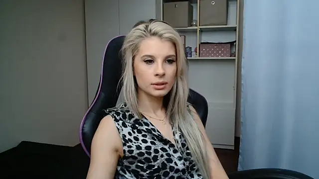 Snapshot of KristineGlow chatting on 06.18.26 KristineGlow online show from 06.18.26