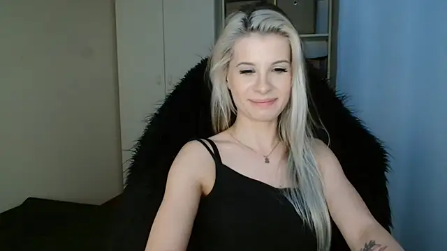 Snapshot of KristineGlow chatting on 06.19.26 KristineGlow online show from 06.19.26