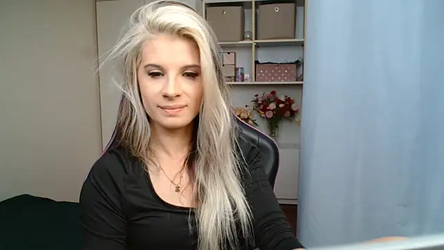 Snapshot of KristineGlow chatting on 07.22.26 KristineGlow online show from 07.22.26