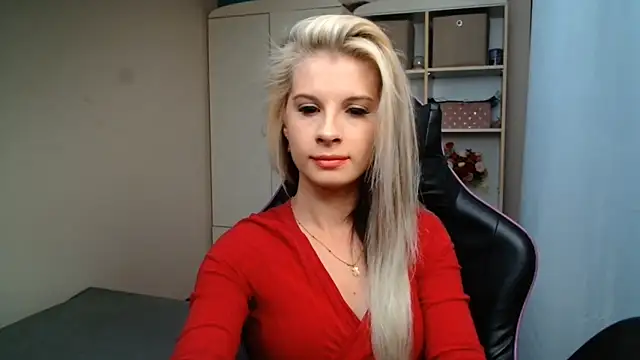 Snapshot of KristineGlow chatting on 07.27.26 KristineGlow online show from 07.27.26