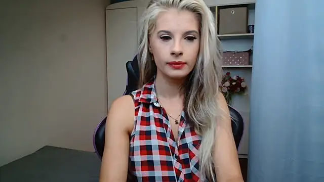Snapshot of KristineGlow chatting on 07.28.26 KristineGlow online show from 07.28.26