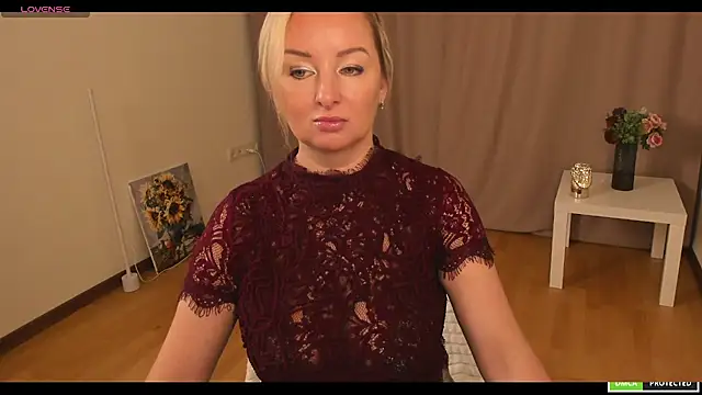 Snapshot of sexmom8 chatting on 09.13.25 sexmom8 online show from 09.13.25