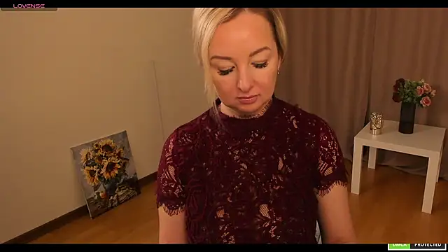 Snapshot of sexmom8 chatting on 10.01.25 sexmom8 online show from 10.01.25