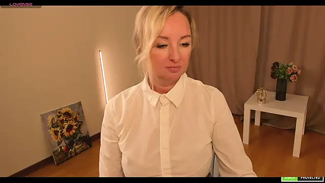 Snapshot of sexmom8 chatting on 10.09.25 sexmom8 online show from 10.09.25