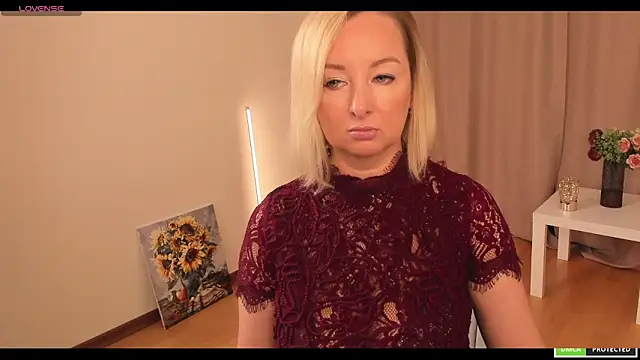 Snapshot of sexmom8 chatting on 10.13.25 sexmom8 online show from 10.13.25