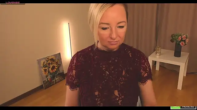 Snapshot of sexmom8 chatting on 10.29.25 sexmom8 online show from 10.29.25