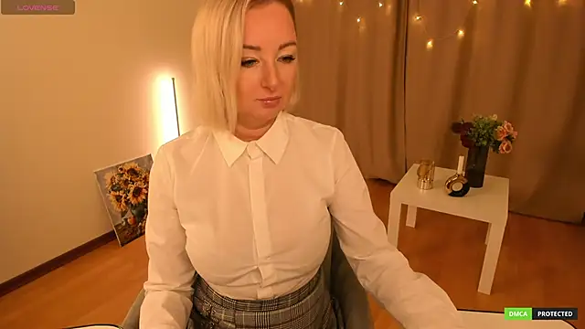 Snapshot of sexmom8 chatting on 11.29.25 sexmom8 online show from 11.29.25