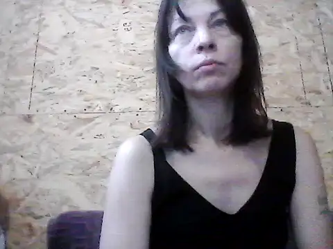 Snapshot of Milana38 chatting on 12.21.25 Milana38 online show from 12.21.25