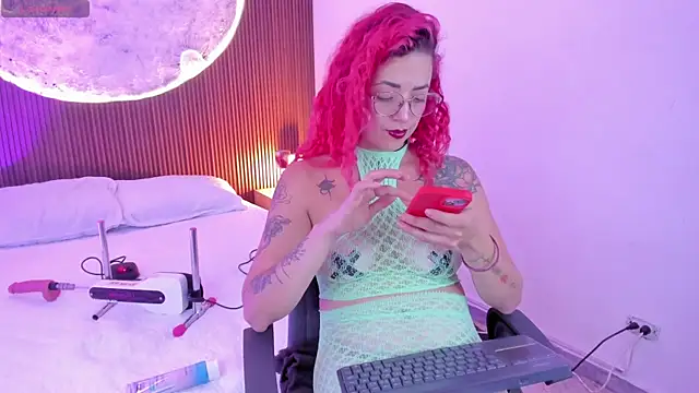 Snapshot of RoxanneStorm_ chatting on 07.05.26 RoxanneStorm online show from 07.05.26