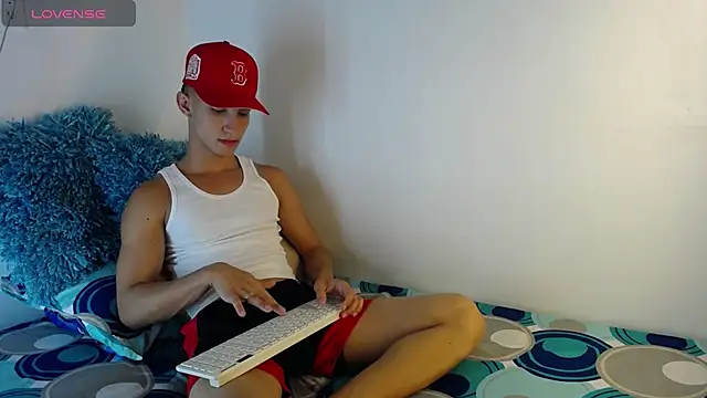 Snapshot of babyandy_x chatting on 09.24.25 babyandy x online show from 09.24.25
