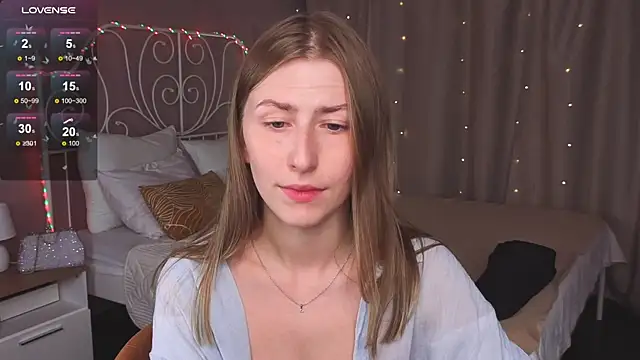 Snapshot of VesperaCeleste chatting on 10.03.25 VesperaCeleste online show from 10.03.25