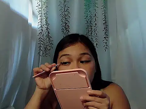 Snapshot of Zachariah_05 chatting on 11.28.25 Zachariah 05 online show from 11.28.25