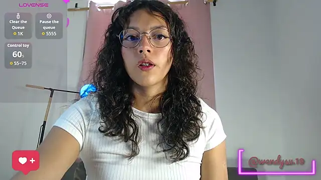 Snapshot of WendySuns_ chatting on 09.16.25 WendySuns online show from 09.16.25