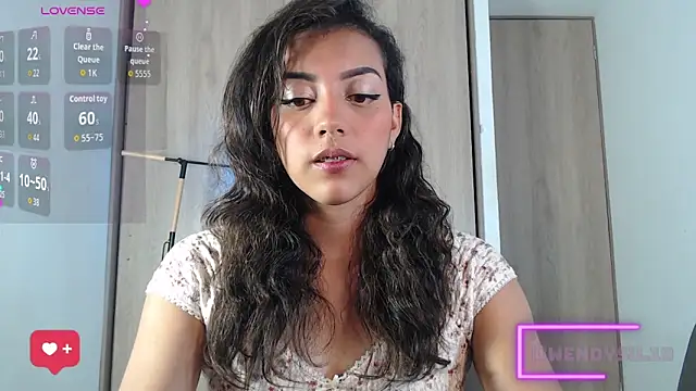 Snapshot of WendySuns_ chatting on 09.19.25 WendySuns online show from 09.19.25