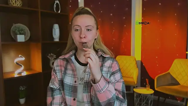 mila glow1 online show from 05.02.26