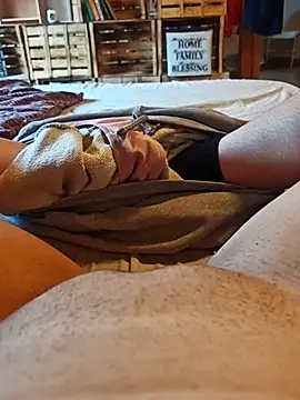 Snapshot of Horny_mummy chatting on 02.18.26 Horny mummy online show from 02.18.26