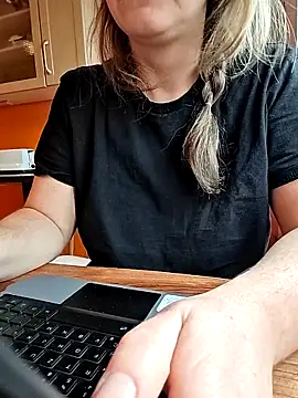 Snapshot of Horny_mummy chatting on 02.25.26 Horny mummy online show from 02.25.26