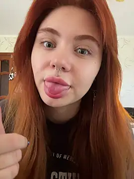 Snapshot of LunaMillie chatting on 05.16.26 LunaMillie online show from 05.16.26