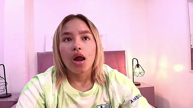 Snapshot of CamiilaGlow chatting on 09.19.25 CamiilaGlow online show from 09.19.25