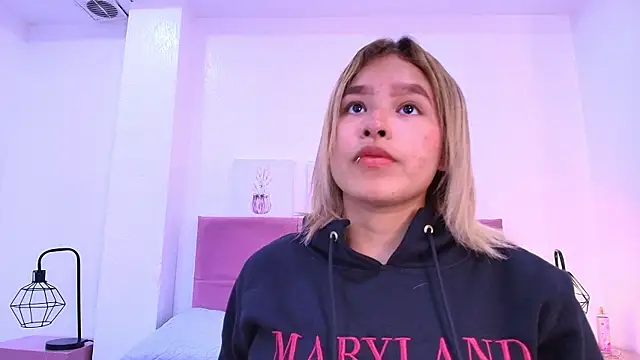 Snapshot of CamiilaGlow chatting on 10.03.25 CamiilaGlow online show from 10.03.25