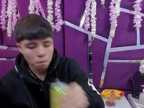 Snapshot of Bruno_Cruzz chatting on 12.17.25 Bruno Cruzz online show from 12.17.25