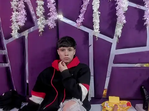 Snapshot of Bruno_Cruzz chatting on 12.19.25 Bruno Cruzz online show from 12.19.25