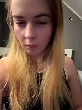 Snapshot of ellieen chatting on 10.18.25 ellieen online show from 10.18.25