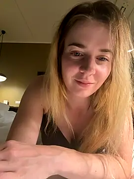 Snapshot of ellieen chatting on 10.22.25 ellieen online show from 10.22.25