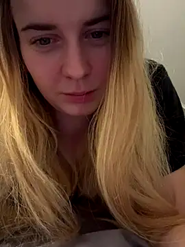 Snapshot of ellieen chatting on 10.28.25 ellieen online show from 10.28.25