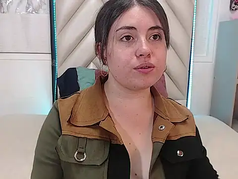 Vicluxxx online show from 10.27.25