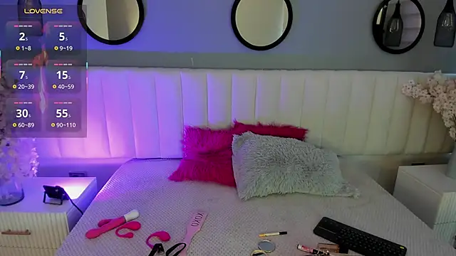 Snapshot of Mila_Hank_ chatting on 11.08.25 Mila Hank online show from 11.08.25